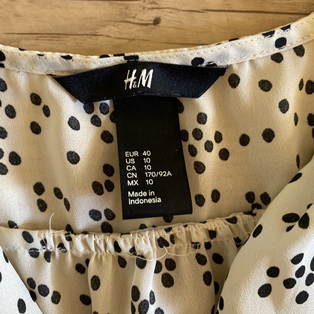 H&M button down blouse - Picture 3 of 3